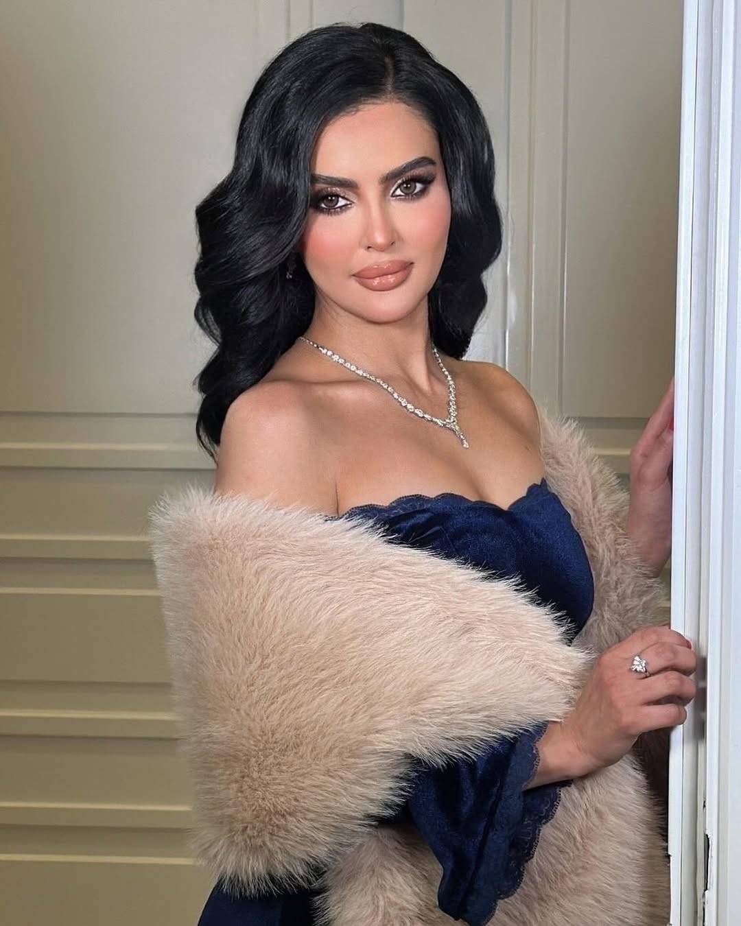 رومي القحطاني تتألق بالزهري الباستيلي وتفصيل غامض يثير الجدل