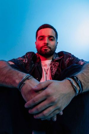 أوليفر قزي يطلق كليب "فينا" مع أنطوني أدونيس ويسلّط الضوء على الفرح بالحياة