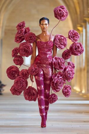 الفساتين ذات الطابع المسرحي في "أسبوع الأزياء الراقية": بين الفن والأناقة