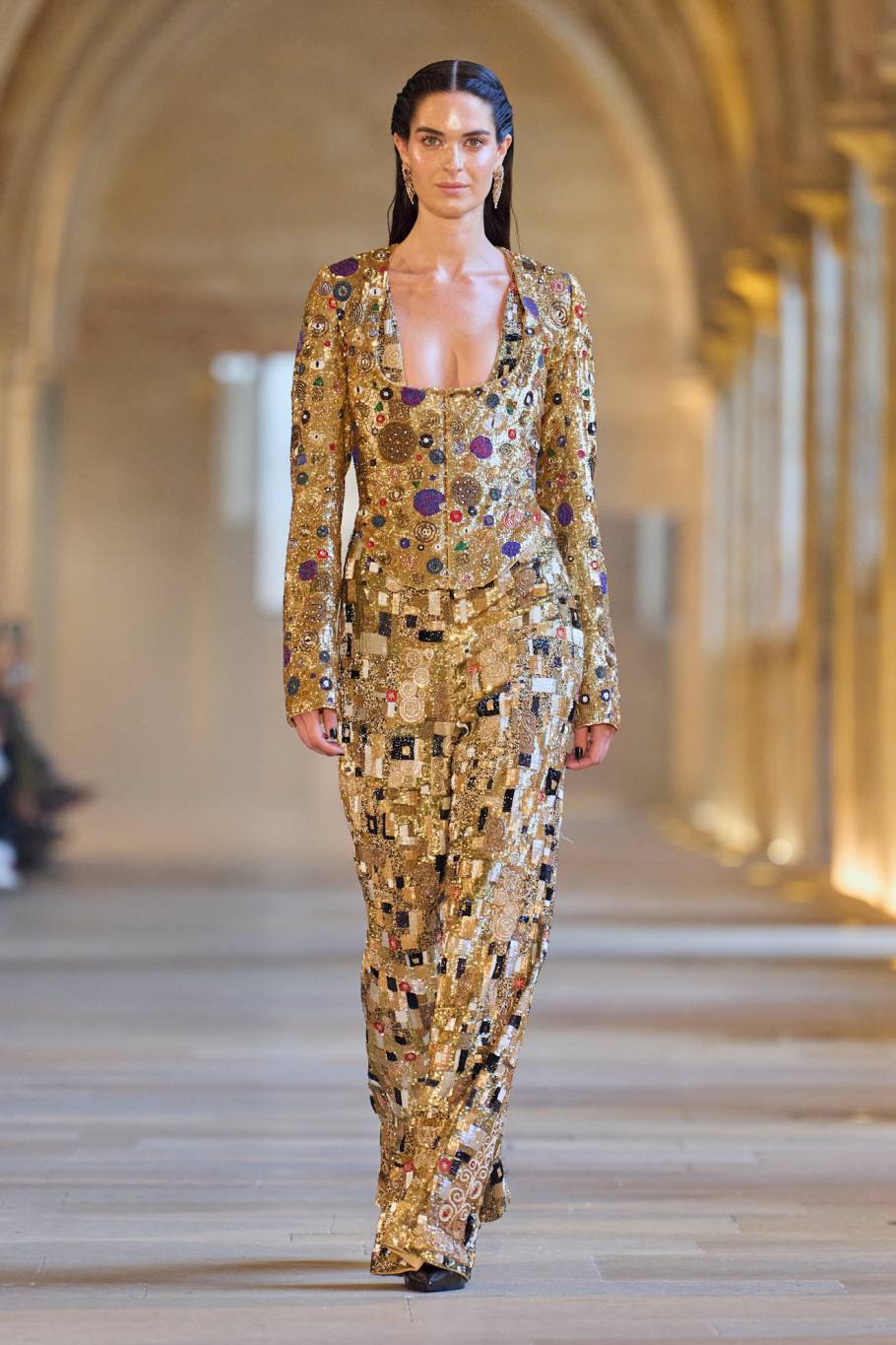 اللون الذهبي... إشراقة راقية في عروض خريف وشتاء 2025–2026