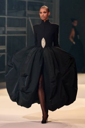 عرض يلامس حدود الخيال: Stephane Rolland يحوّل الشانزليزيه إلى مسرح للأحلام