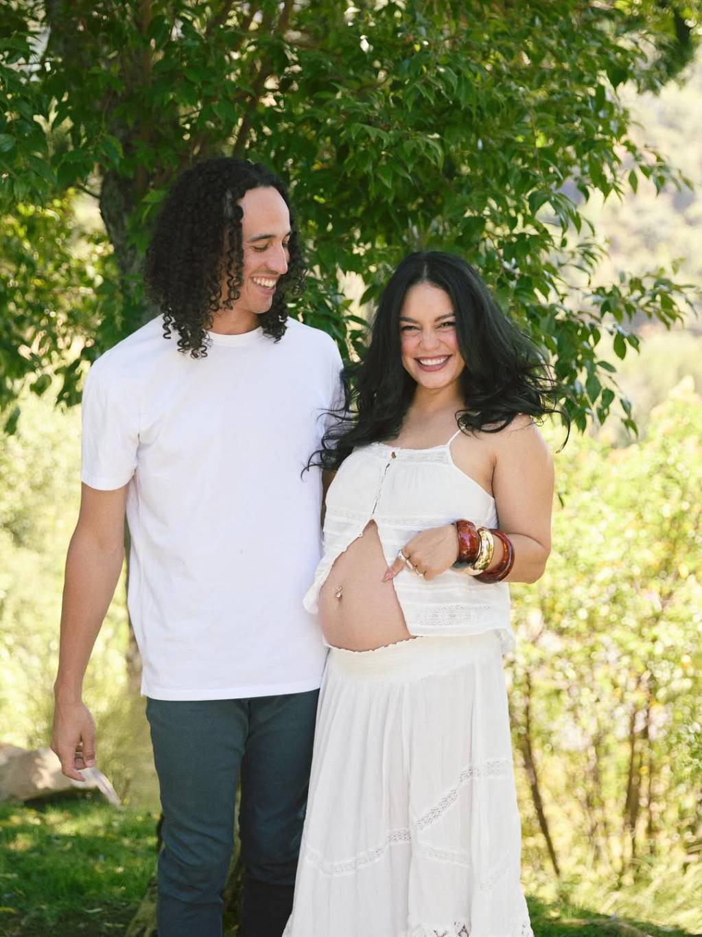 فانيسا هادجنز تعلن عن حملها بطفلها الثاني من زوجها كول تاكر