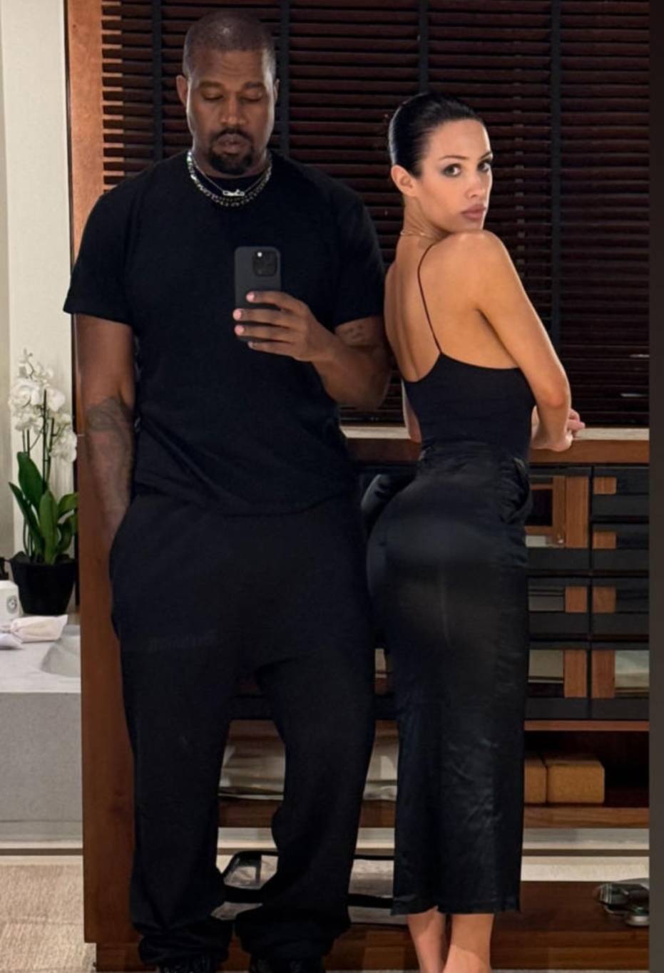 بيانكا سينسوري تثير الجدل مجدداً بملابسها المكشوفة