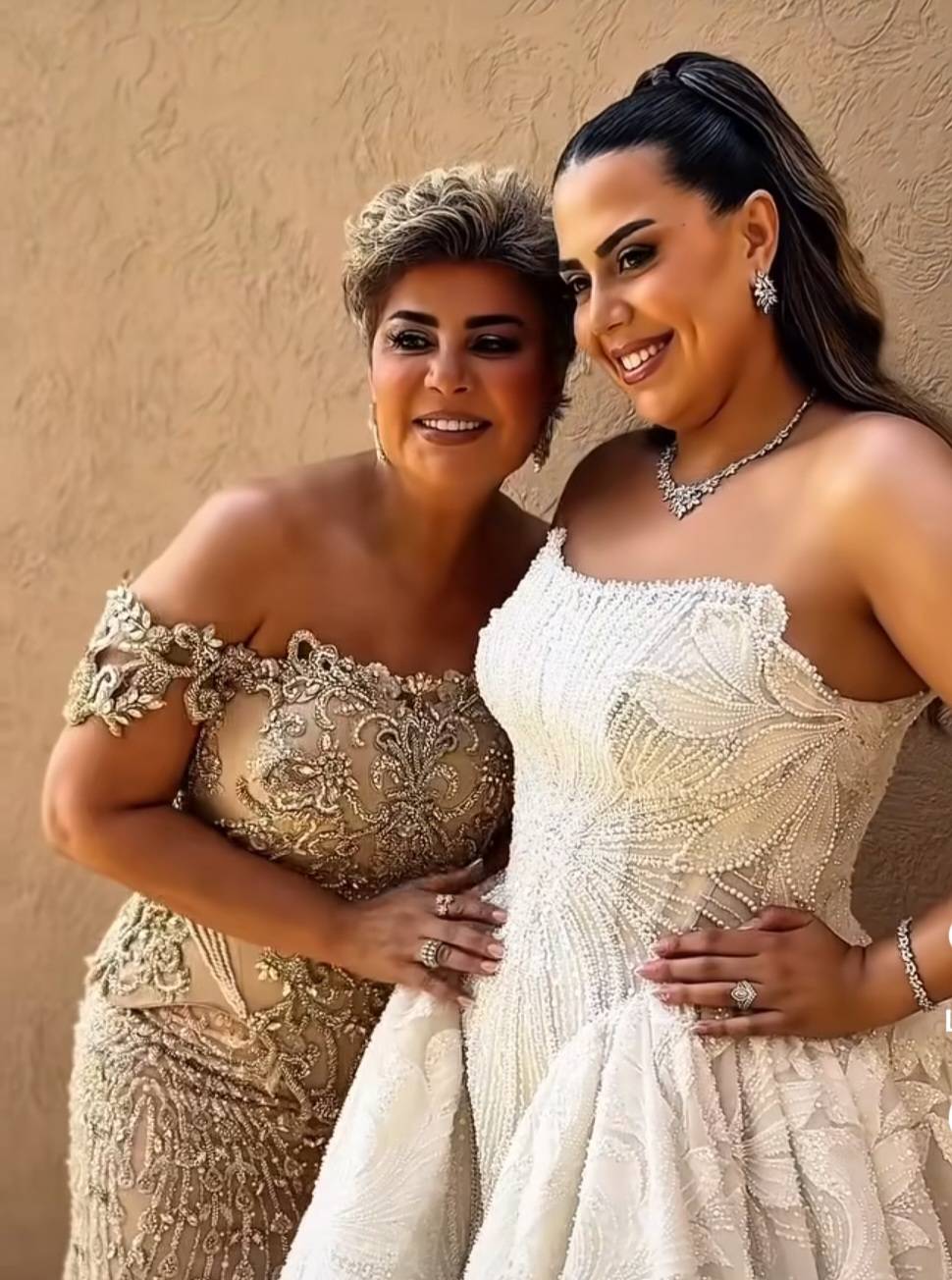 مفيدة شيحة تفاجئ الجميع في زفاف ابنتها بحركة غير معتادة (فيديو)