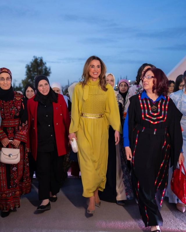 اطلالة الملكة رانيا بفستان بطول الكاحل 