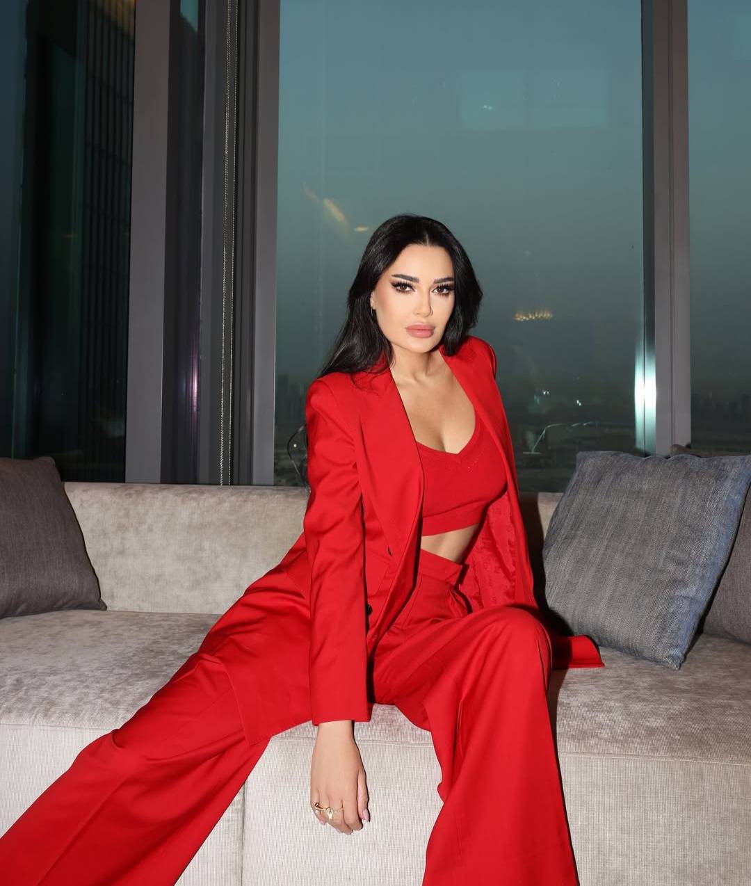 سيرين عبد النور تحتفل بذكرى زواجها الـ18 وتشوّق الجمهور بالأحمر