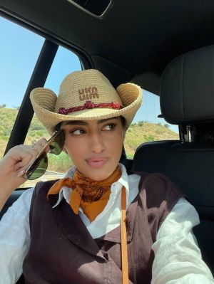 يارا النملة بإطلالة cowboy عصرية في ماربيلا