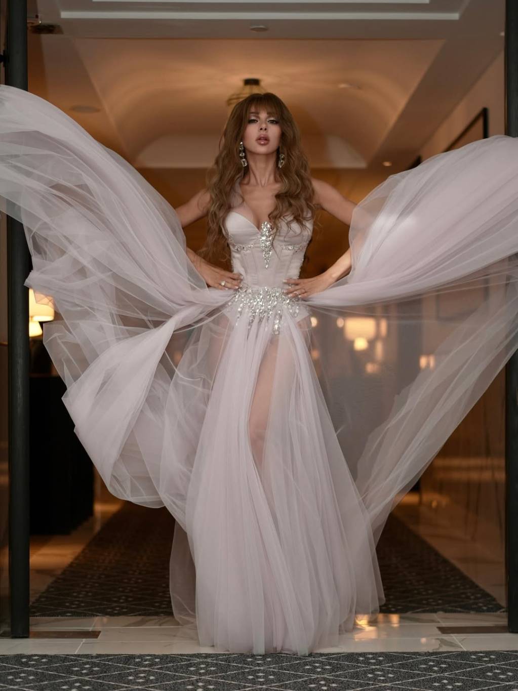 ميريام فارس تتألق بفستان أبيض ملكي من الشيفون