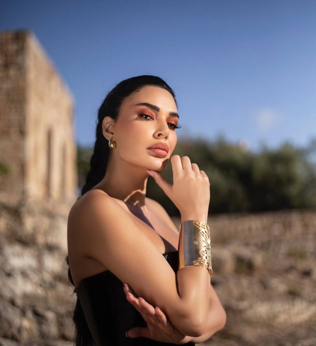 فنان سوري مفاجأة سيرين عبد النور في كليب أغنيتها الجديدة