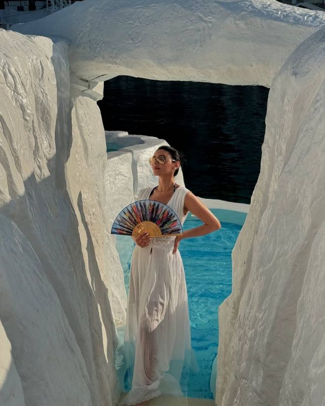 شوق الهادي بفستان أبيض طويل على البحر 