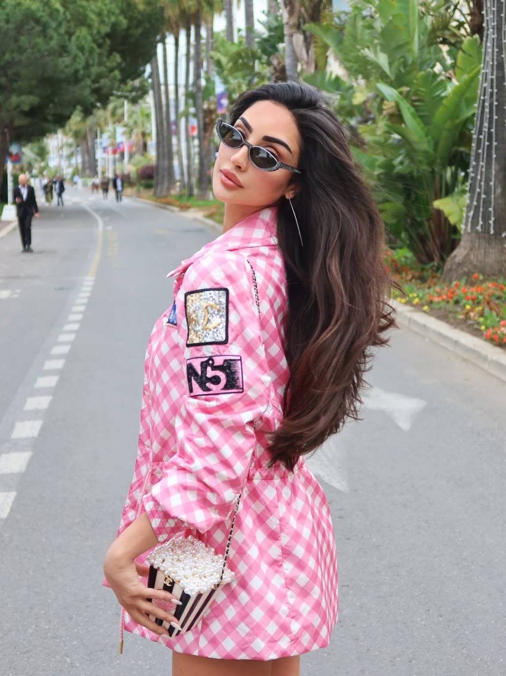 نور الغندور تتألق بمزيج من الجرأة والأنوثة بإطلالة عصرية