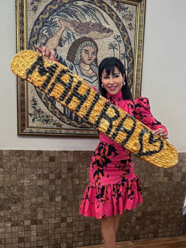 إطلالة مهيرة عبد العزيز بفستان فوشيا منقّش 