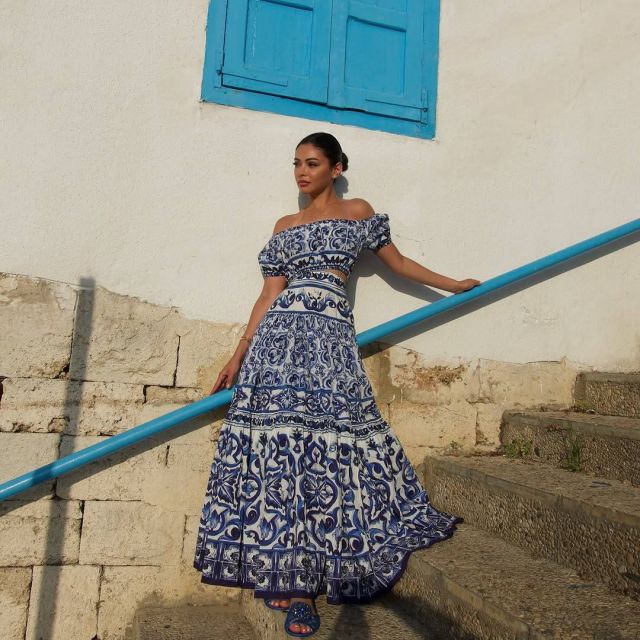 شوق الهادي بفستان من 