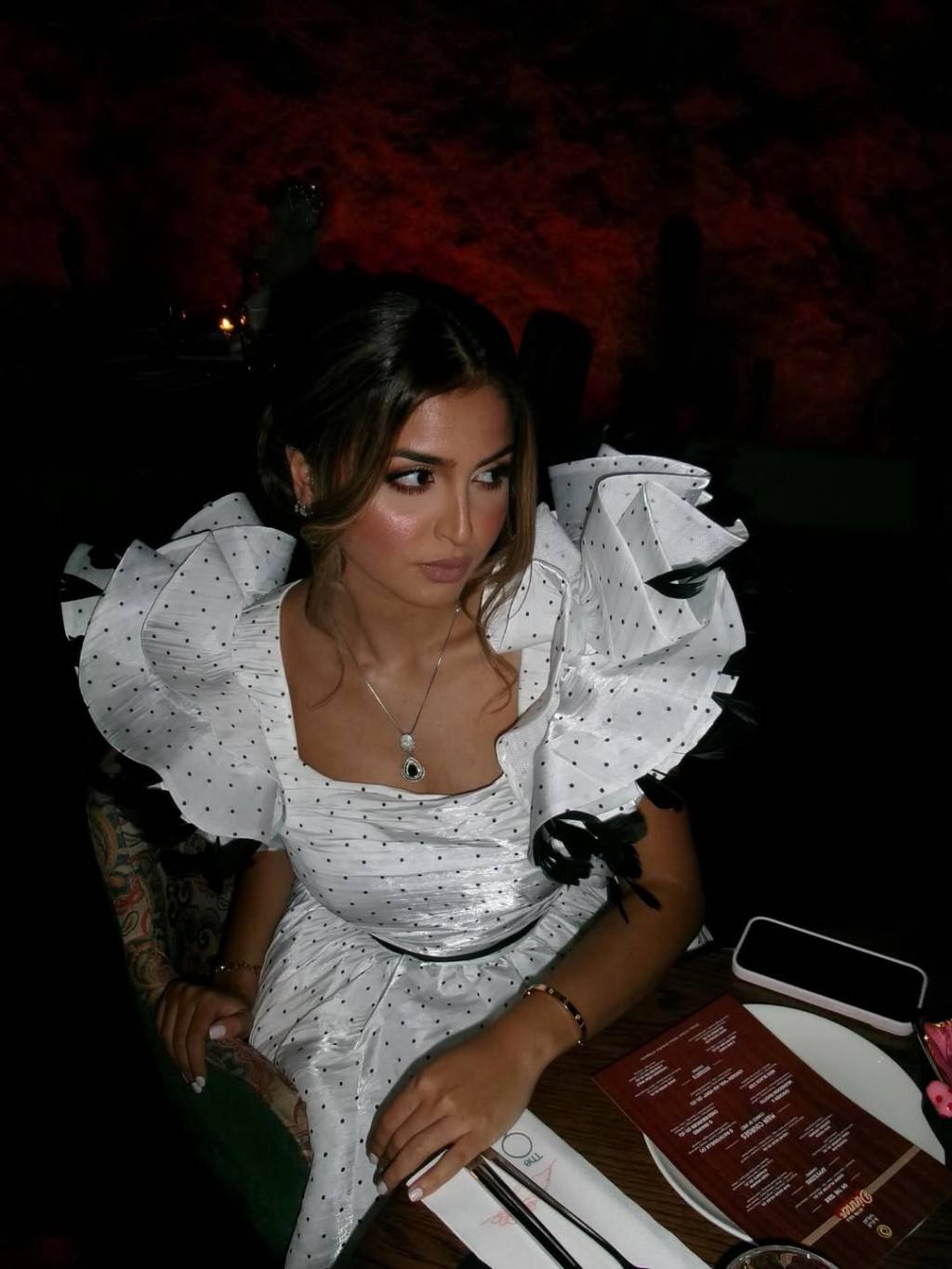 حلا الترك شابة فاتنة بفستان ساتان أبيض منقّط بالأسود