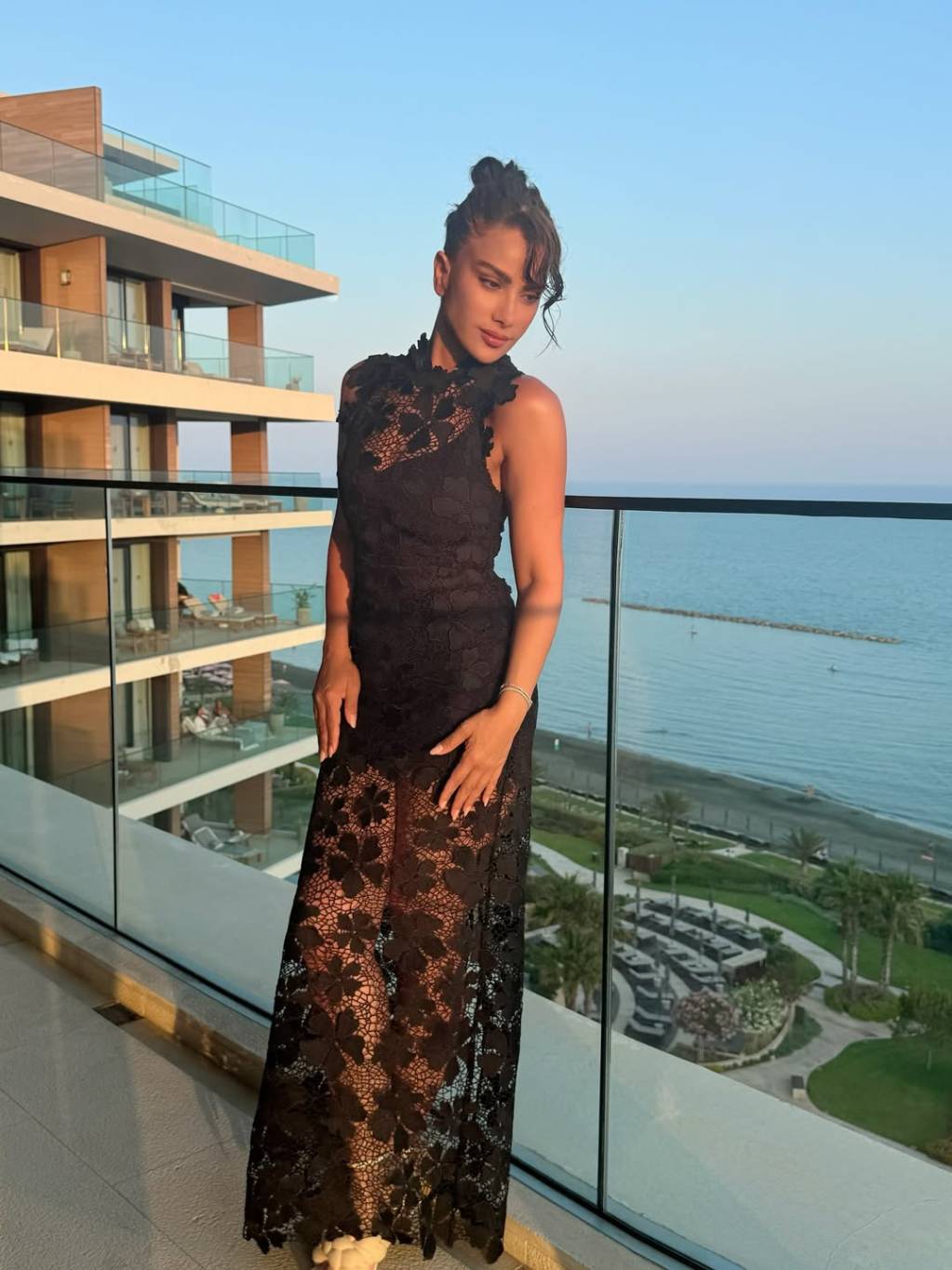 أسلوب صبا مبارك الجريء: أناقة تجمع بين القوة والأنوثة