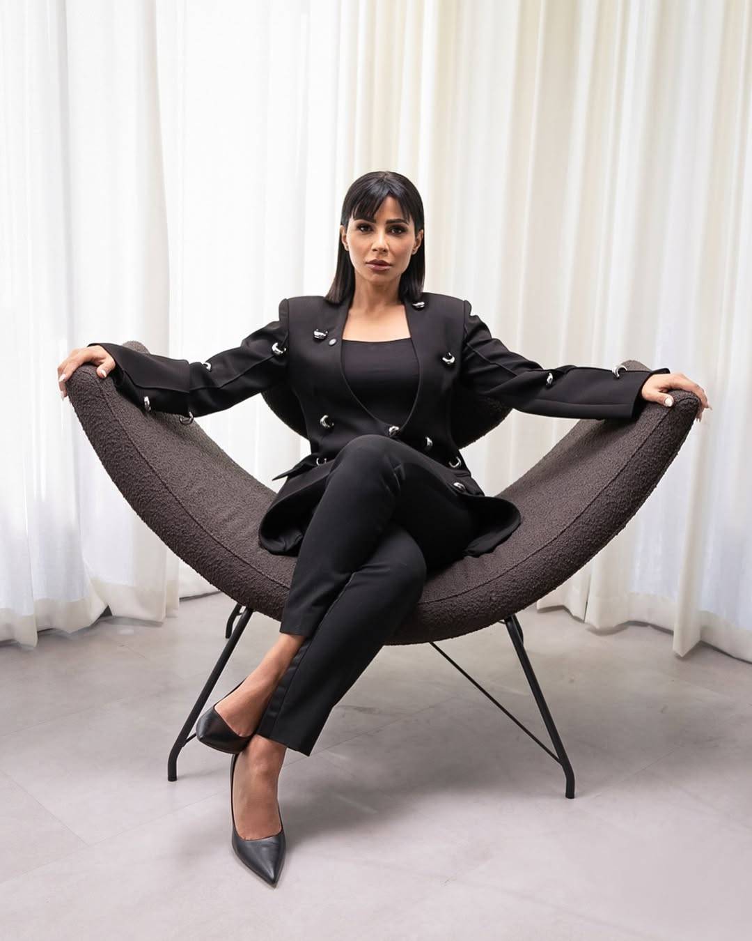 مهيرة عبد العزيز تتألق بإطلالة أنثوية باللون الأسود