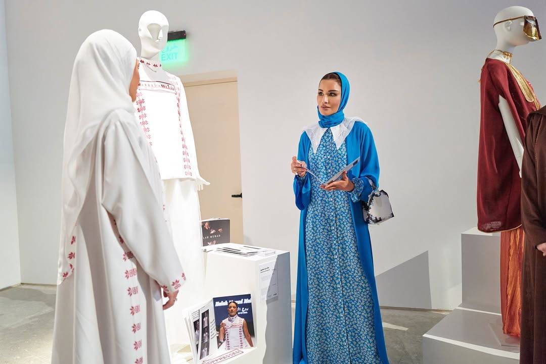 الشيخة موزة تتألق بإطلالة أنثوية راقية بعباءة زرقاء وفستان منقوش بالورود