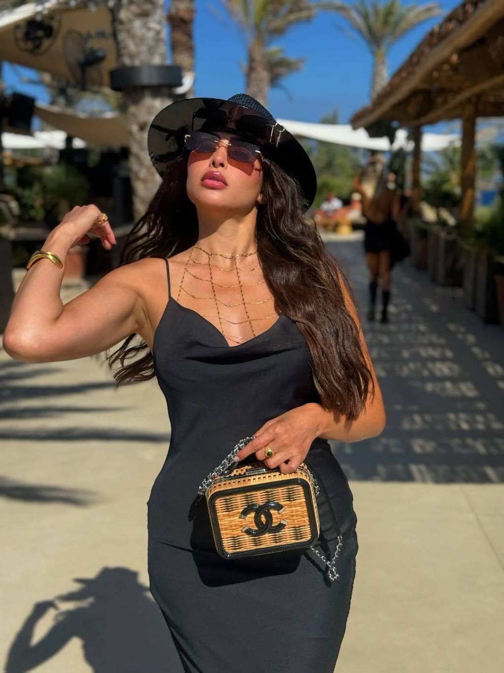 إطلالة فوز الفهد : أنوثة ناعمة بالأناقة الكلاسيكية بالأسود