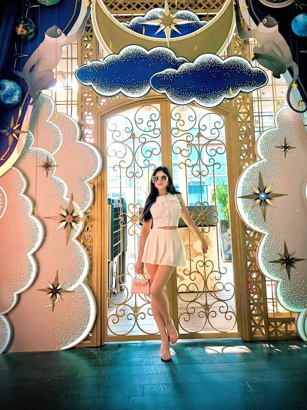 مي عمر بإطلالة جريئة باللون الأبيض ولمسات من الزهري الباستيلي