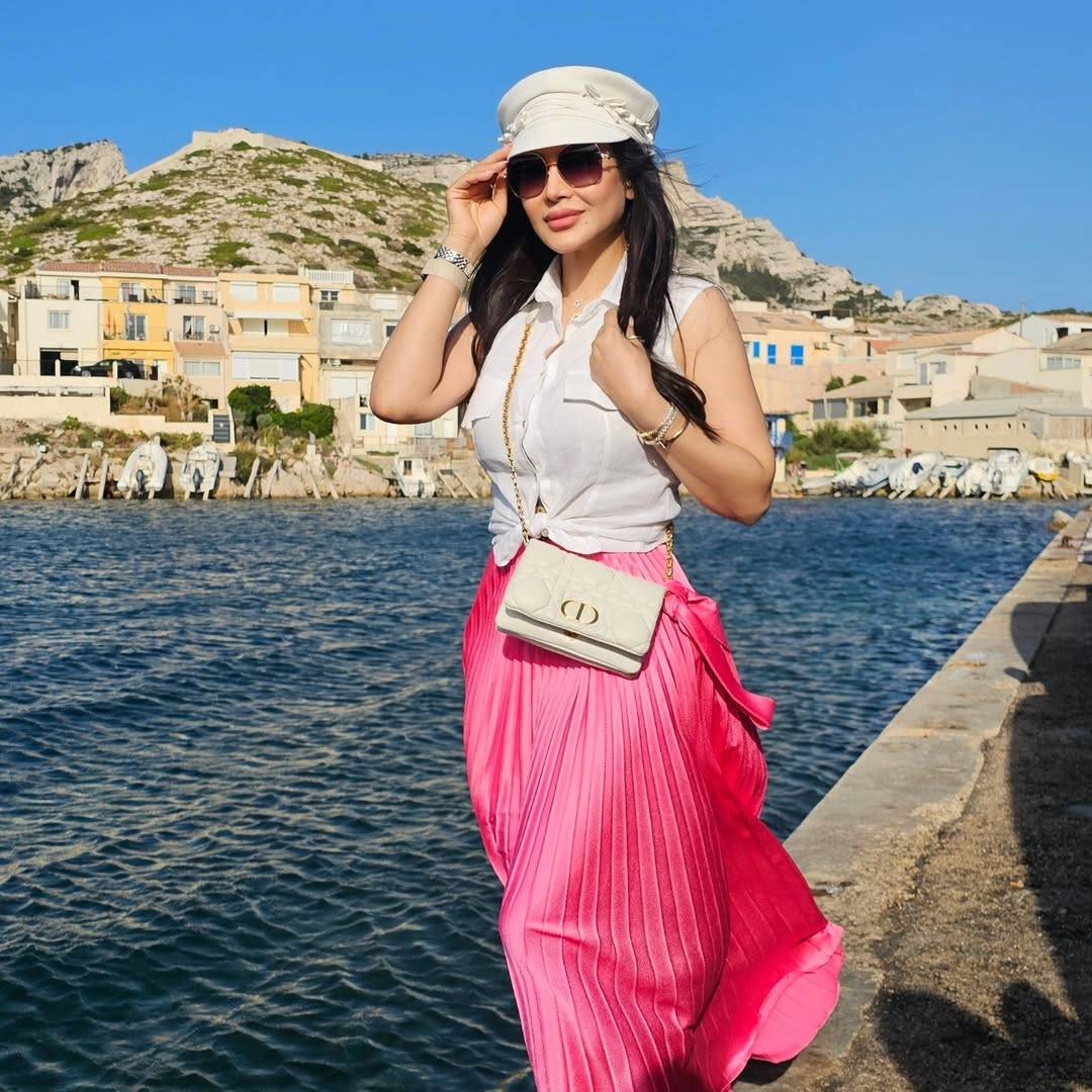 لجين عمران حيوية بإطلالة صيفية منعشة على البحر