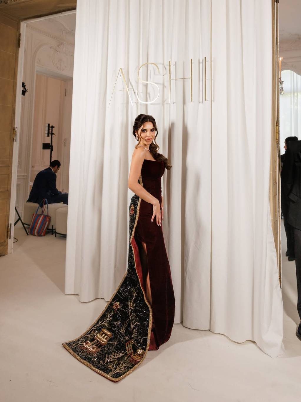 نجود الرميحي بإطلالة آسرة من توقيع محمد آشي: فخامة المخمل وتفاصيل فنية مبهرة