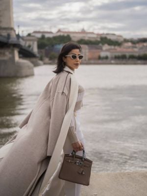 مهيرة عبد العزيز تتألق بإطلالة خريفية أنيقة بألوان حيادية في بودابست من توقيع  Max Mara