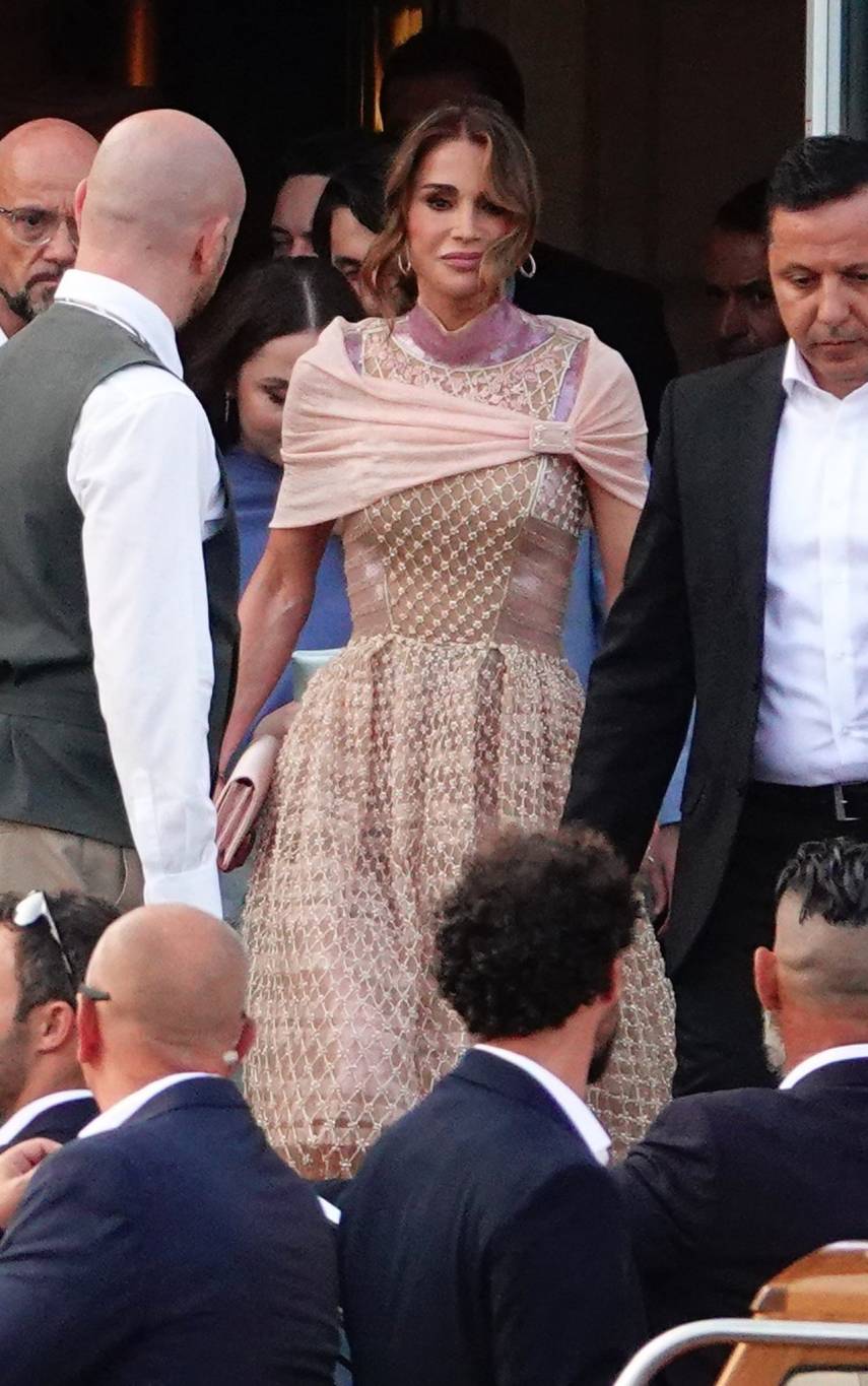 الملكة رانيا تتألق بتوقيع Fendi في حفل زفاف جيف بيزوس ولورين سانشيز
