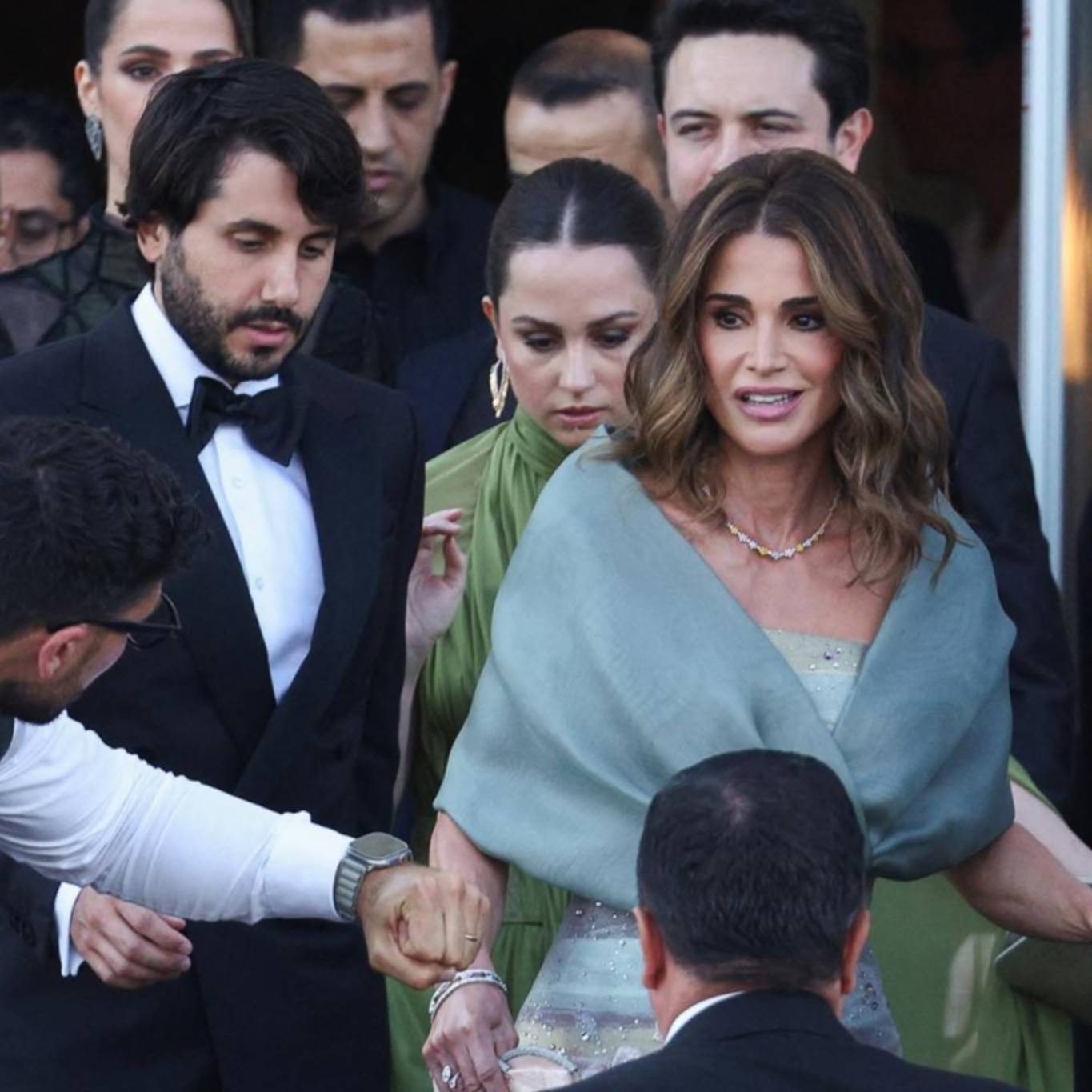 الأميرة إيمان خلف الملكة رانيا الأميرة إيمان خلف الملكة رانيا