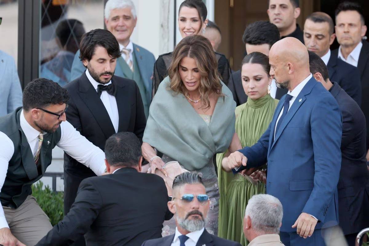 الأميرة إيمان قرب الملكة رانيا الأميرة إيمان قرب الملكة رانيا