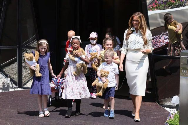 ميلانيا ترامب مع الأطفال المرضى