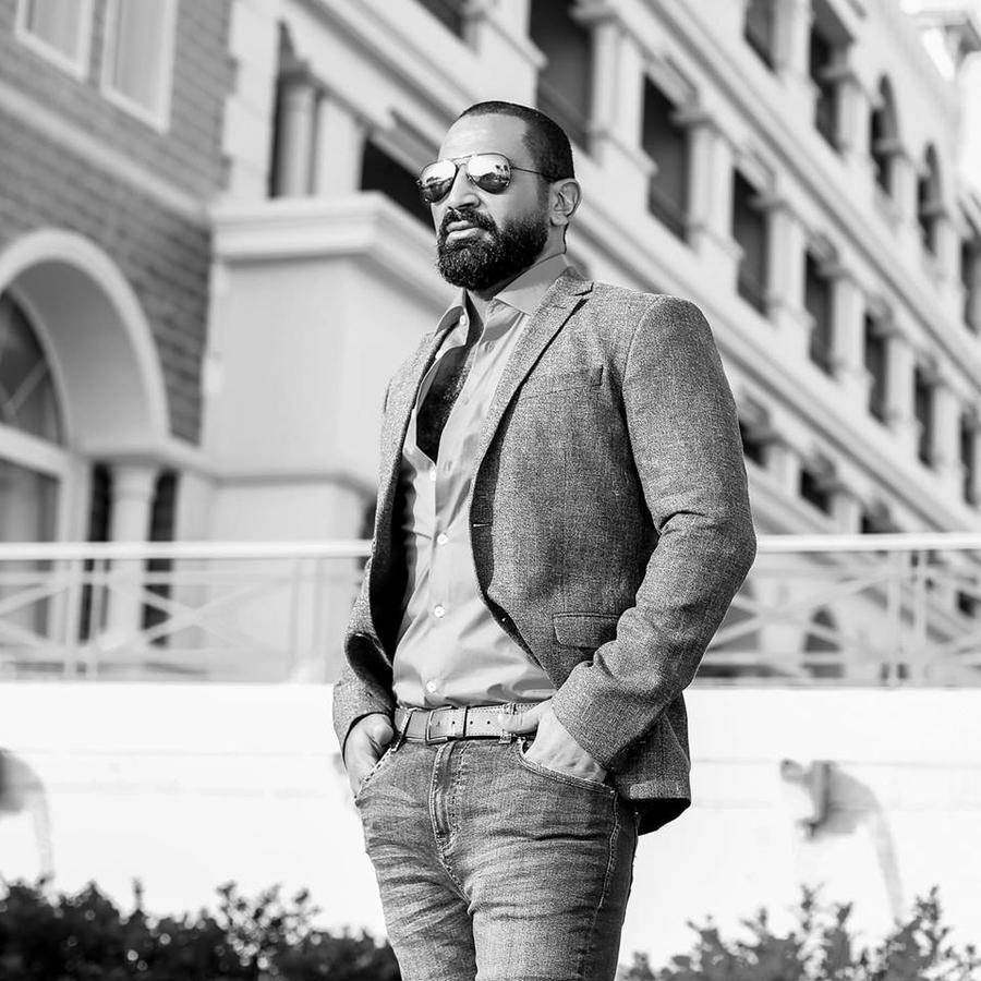 أحمد سعد يتعرض لحادث سير خطير ويكشف حالته وزوجته وأولاده