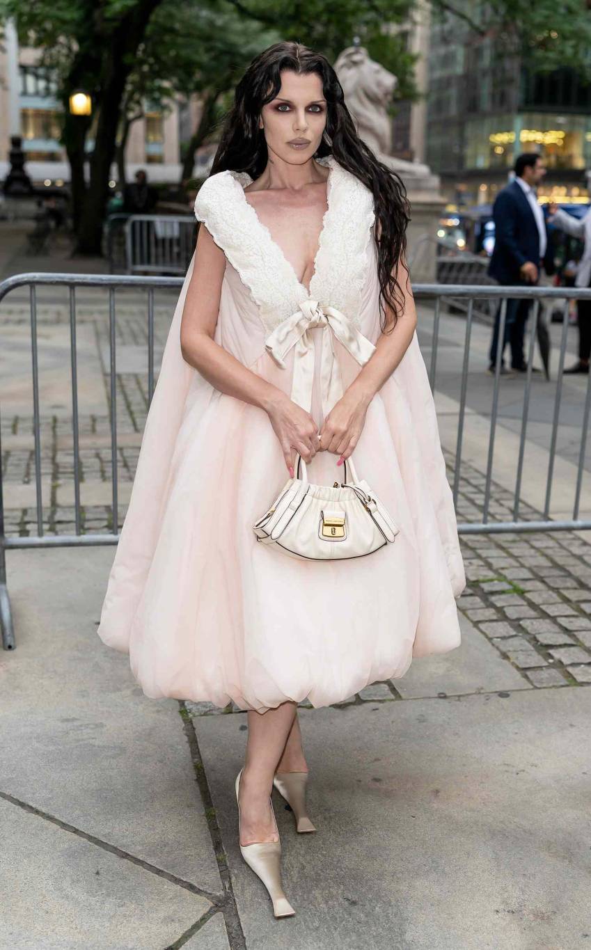 جوليا فوكس تُكمل إطلالاتها الغريبة... جداً