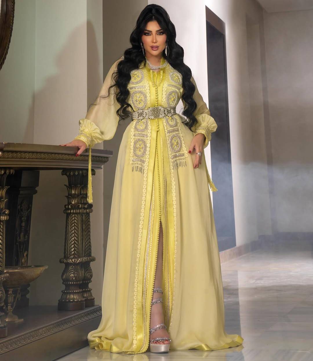 دنيا بطمة تتألق بالقفطان المغربي مع حزام أنيق