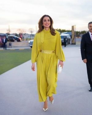 لماذا تحب الملكة رانيا الأصفر؟ خلف الأناقة رسالة أعمق