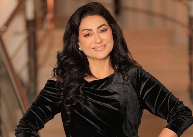 الفنانة وفاء عامر