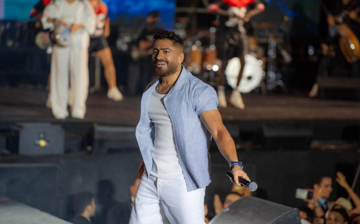 أزمة راغب علامة تتكرر.. معجبة تقتحم المسرح وتحتضن تامر حسني بقوة (فيديو)