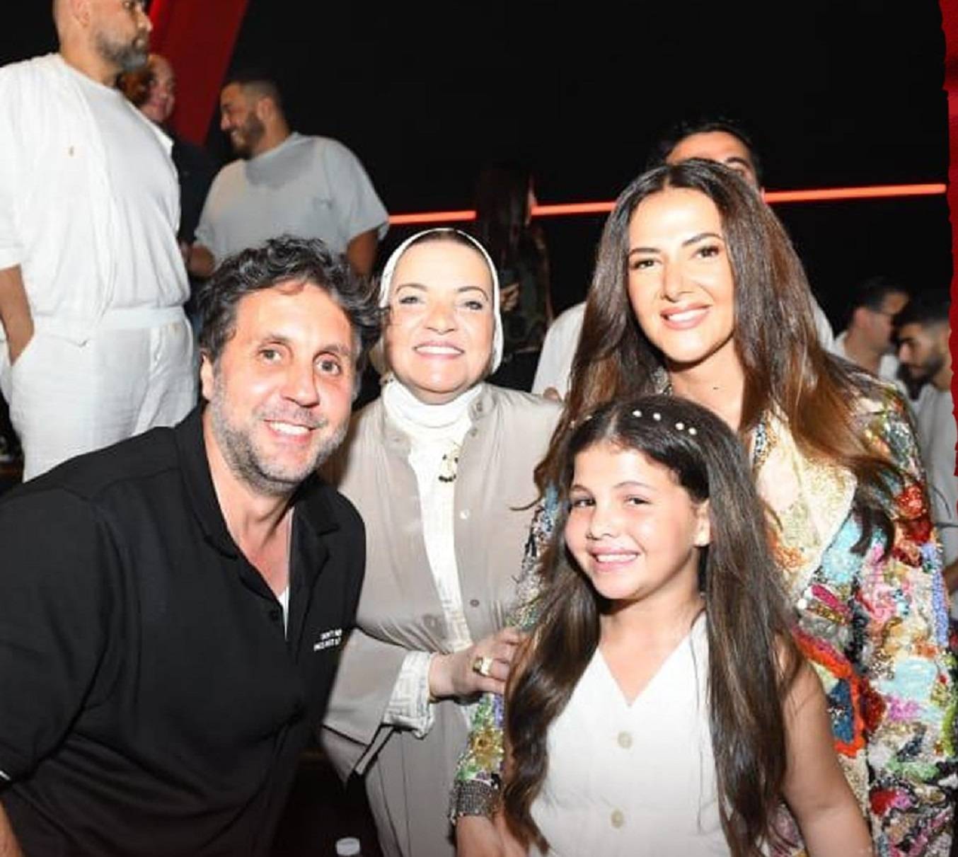 دنيا سمير غانم وابنتها كايلا مع هشام ماجد