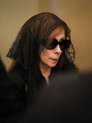 فيروز تودّع زياد الرحباني برسالة قصيرة وصمت موجع