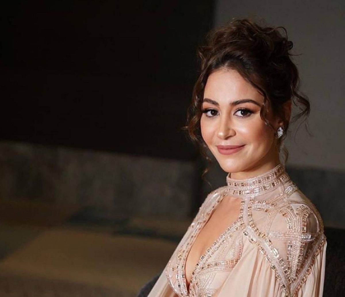 ناقد فني يستشهد بمنة شلبي في انتقاد قرارات نقيب الممثلين (فيديو)