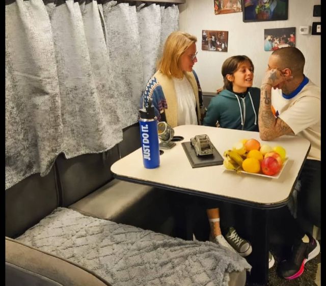 أحمد الفيشاوي مع نجله تيتوس وطليقته الألمانية