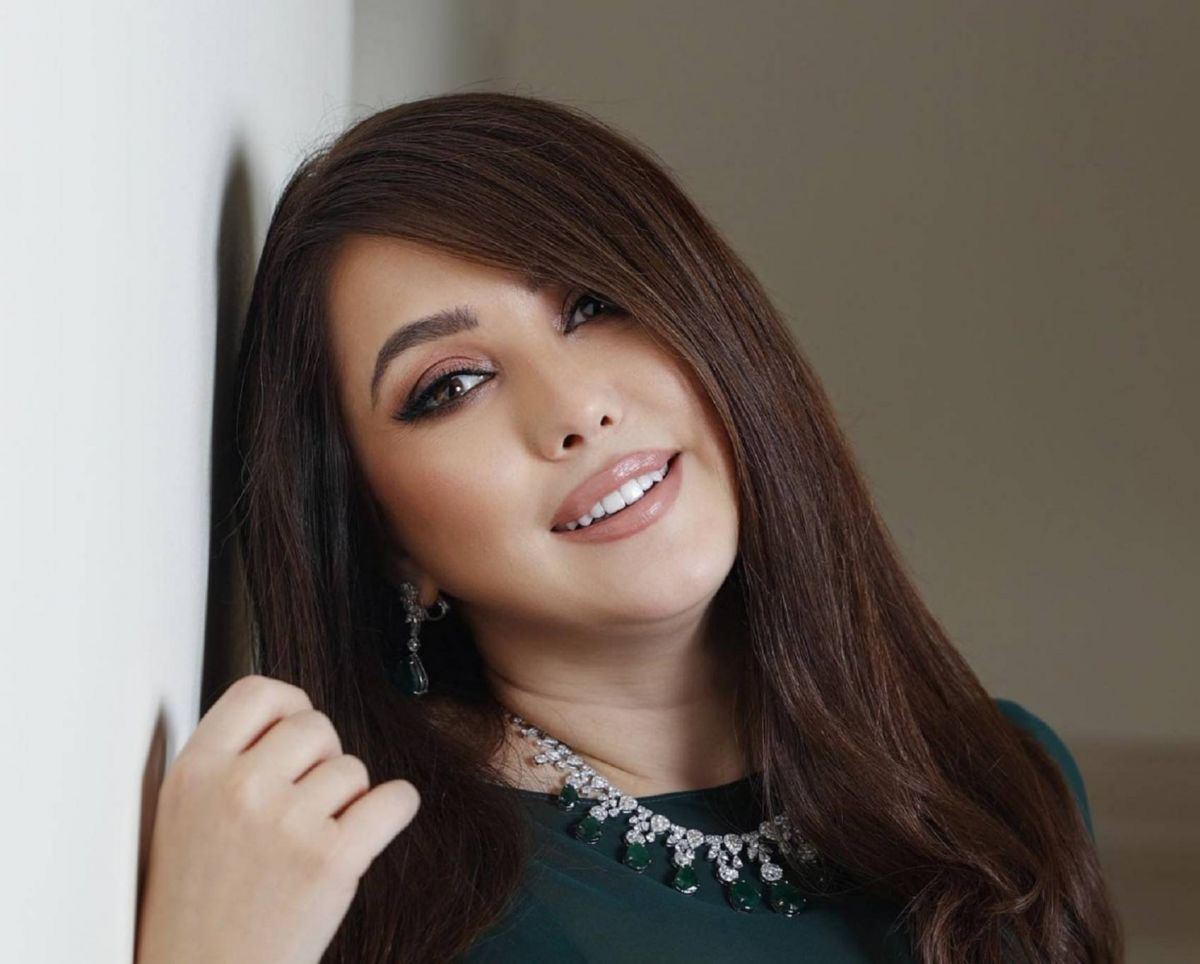 كندة علوش تحتفل بألبوم عمرو دياب بفيديو خاص