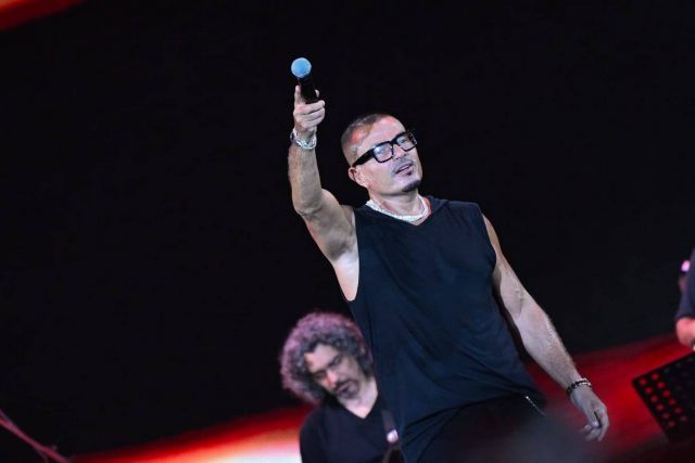 عمرو دياب يتفاعل مع حماس الجمهور