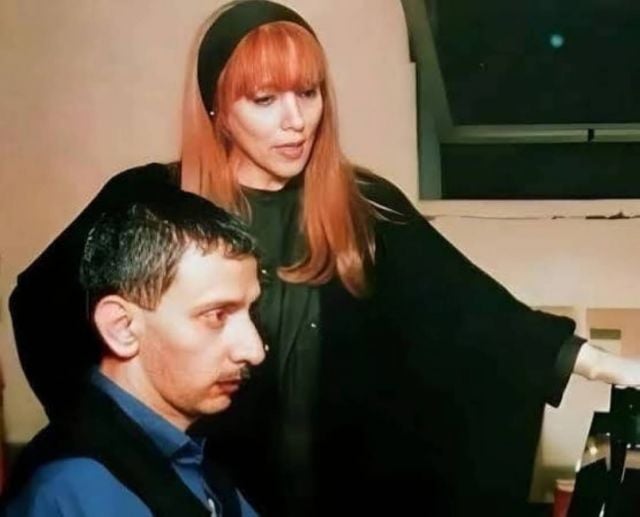 زياد <a class='entities-links' href='/entity/582196094/الرحباني/ar/1?utm_term=PublicFigures-الرحباني&utm_source=Lebanon24-Frontend&utm_campaign=PublicFigures&utm_medium=PublicFigures-الرحباني&id=552020&catid=0&pagetype=PublicFigures'>الرحباني</a> وفيروز... 15 صورة نادرة من طفولته معها حتى النهاية: علاقة معقدة ومميزة فنياً وإنسانياً | مجلة لها