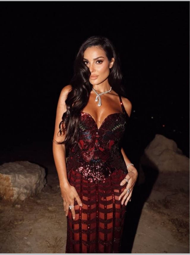 هل عادت نادين نسيب نجيم إلى خطيبها... هل عادت نادين نسيب نجيم إلى خطيبها...