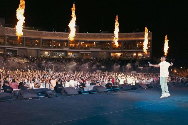 ألعاب نارية في حفل عمرو دياب