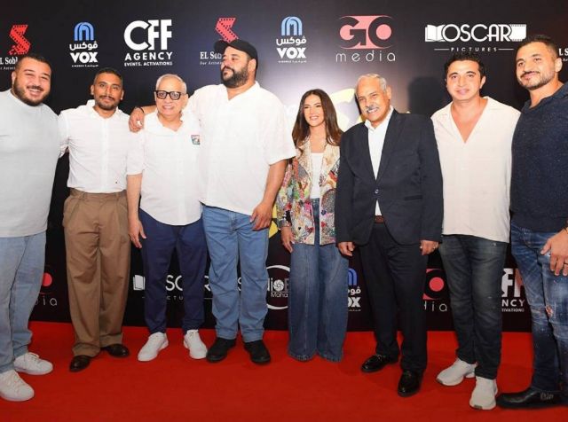 دنيا سمير غانم تحتفل بالعرض الخاص لفيلمها بصحبة ابنتها وزوجها (فيديو وصور)