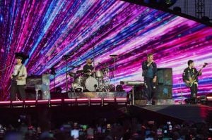 فرقة "كولد بلاي" تفضح خيانة بليونير لزوجته أمام الملايين (فيديو)