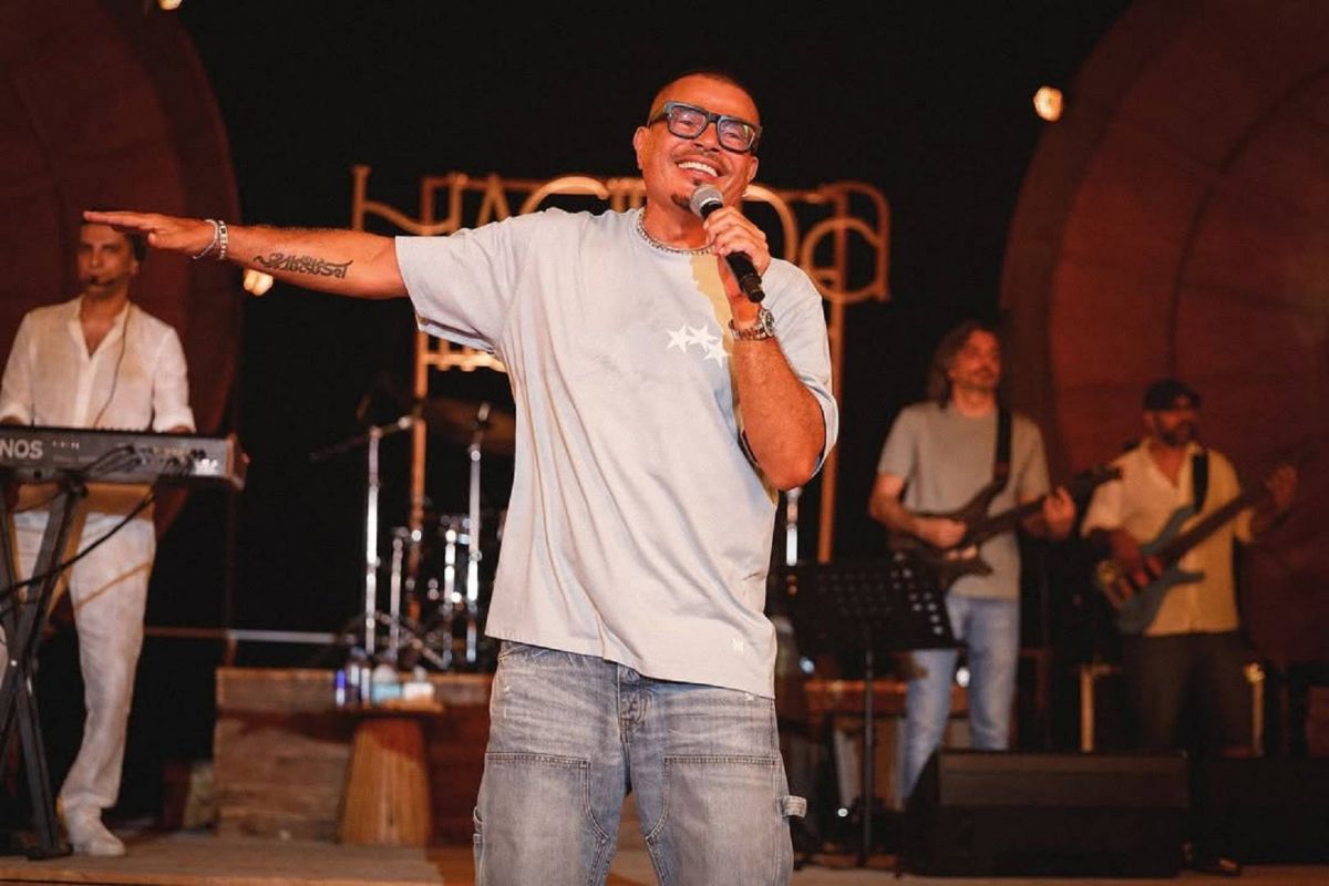 عمرو دياب يعلّق بعفوية على حفله في الساحل الشمالي