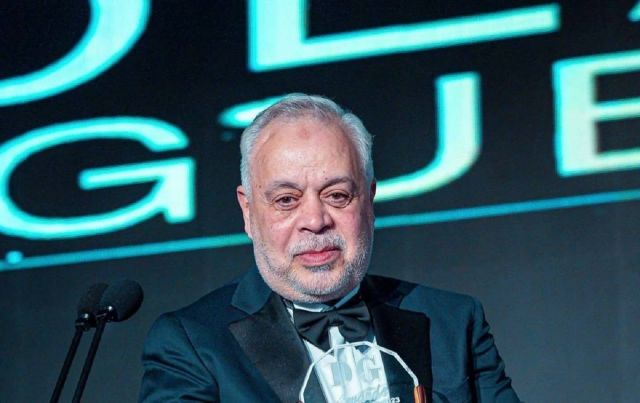 ناقد فني يشنّ هجوماً على أشرف زكي ومصطفى كامل