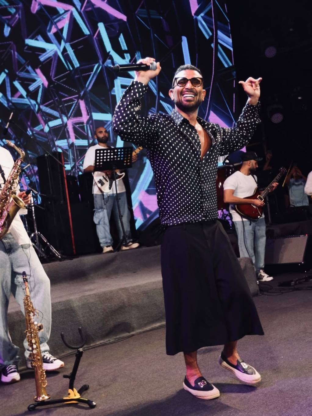 أحمد سعد يكشف سر إطلالاته الغريبة والمنافسة مع عمرو دياب (فيديو)